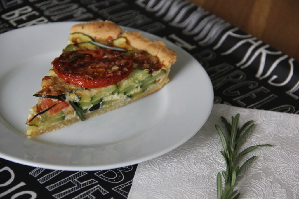 Zucchini-Quiche mit Tomate