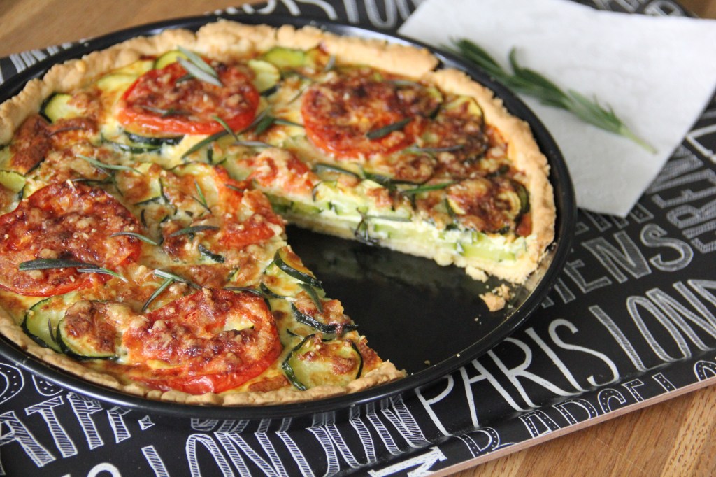 Zucchini-Quiche mit Tomate